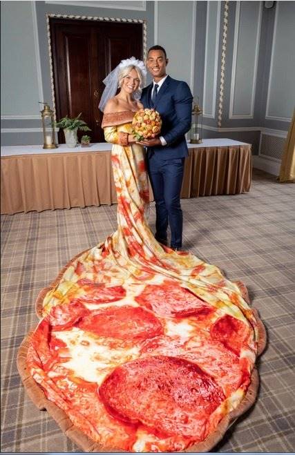 Uniknya Gaun Pengantin Pizza Bikin Pesta Pernikahan Jadi Anti-Mainstream!