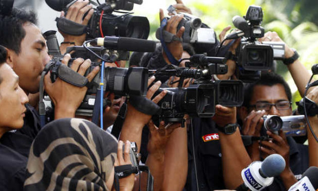 Foto Anies Umumkan PSBB DKI yang Viral karena Buat Jurnalis Berdesakan