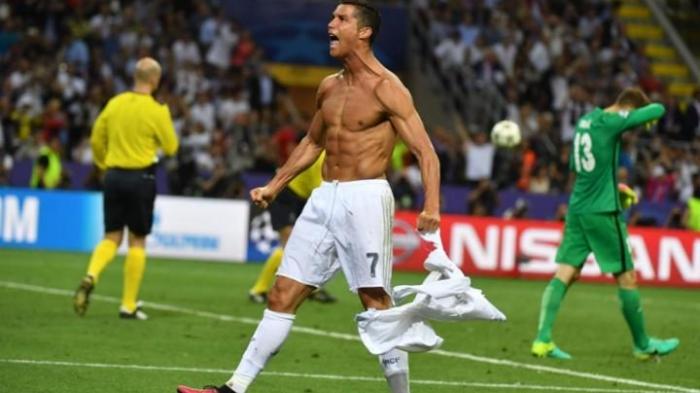 Cristiano Ronaldo Selebrasi Buka Baju