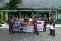 Prajurit TNI Bagikan Takjil di Tapal Batas