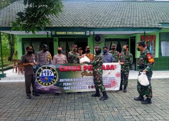 Prajurit TNI Bagikan Takjil di Tapal Batas