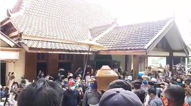 rumah duka dari Didi Kempot di Ngawi yang penuh sesak oleh pelayat dari berbagai daerah