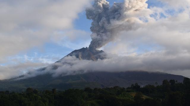 Gunung Sinabung yang berada di Kabupaten Karo