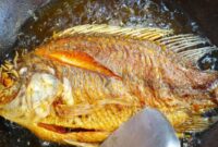 tips agar menggoreng ikan tidak meletus dan hancur tapi kering renyah